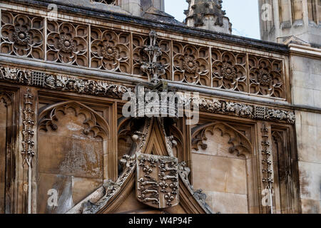 UK, Cambridge - August 2018: die Krone in der steinernen Fassade der Eingang zum Kings College geschnitzt Stockfoto