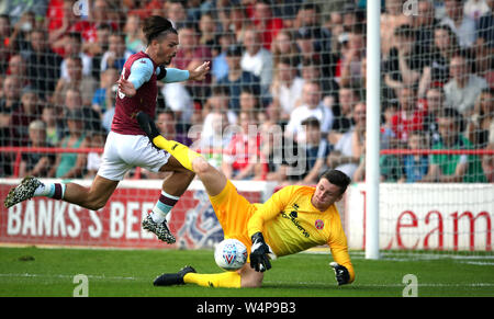 Aston Villa Jack Grealish (links) und Walsall Torwart Liam Roberts Kampf um den Ball während der Vorsaison Freundschaftsspiel am Ufer des Stadion, Walsall. Stockfoto