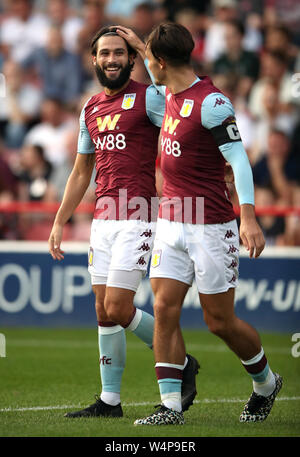 Aston Villa Jota (links) feiert zählen seine Seiten erste Ziel des Spiels während der Vorsaison Freundschaftsspiel am Ufer des Stadion, Walsall. Stockfoto