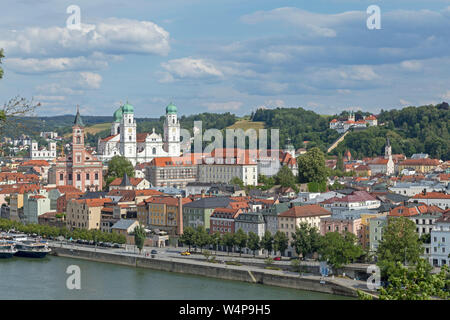 Blick auf die Stadt und die Donau aus Georgsberg, Passau, Niederbayern, Deutschland Stockfoto