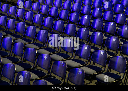Stühle, Stuhlreihen, in einer Halle, leer, Stockfoto