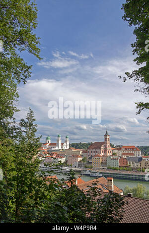 Blick auf die Stadt und die Donau aus Georgsberg, Passau, Niederbayern, Deutschland Stockfoto
