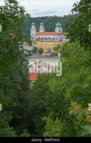 St. Stephens Kathedrale vom Aussichtspunkt der Wallfahrtskirche Mariahilf, Innstadt, Passau, Niederbayern, Deutschland Stockfoto