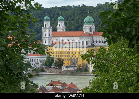 St. Stephens Kathedrale vom Aussichtspunkt der Wallfahrtskirche Mariahilf, Innstadt, Passau, Niederbayern, Deutschland Stockfoto