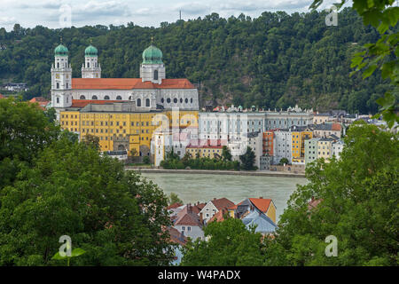 St. Stephens Kathedrale vom Aussichtspunkt der Wallfahrtskirche Mariahilf, Innstadt, Passau, Niederbayern, Deutschland Stockfoto