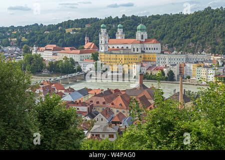 St. Stephens Kathedrale vom Aussichtspunkt der Wallfahrtskirche Mariahilf, Innstadt, Passau, Niederbayern, Deutschland Stockfoto