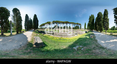 360 Grad Panorama Ansicht von Aquileia, Friaul Julisch Venetien, Italien. 360°-Panoramablick auf die archäologischen Stätten der antiken römischen fluviale Port