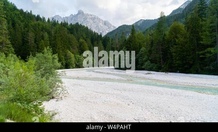 Wunderschöne Landschaft des Nationalparks Triglav in sonniger Tag. Majestic Mangart Berg in der Nähe von Jasna See. Wilde Gegend. Julische Alpen, Slowenien. Slowenien Stockfoto