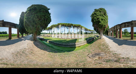 360 Grad Panorama Ansicht von Aquileia, Friaul Julisch Venetien, Italien. 360°-Panoramablick auf die archäologischen Stätten der antiken römischen fluviale Port