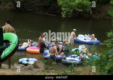 Menschen Schläuche auf Neuse River in North Carolina, USA Stockfoto