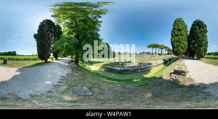 360 Grad Panorama Ansicht von Aquileia, Friaul Julisch Venetien, Italien. 360°-Panoramablick auf die archäologischen Stätten der antiken römischen fluviale Port