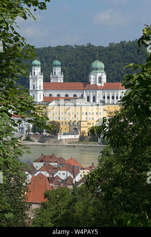 St. Stephens Kathedrale vom Aussichtspunkt der Wallfahrtskirche Mariahilf, Innstadt, Passau, Niederbayern, Deutschland Stockfoto