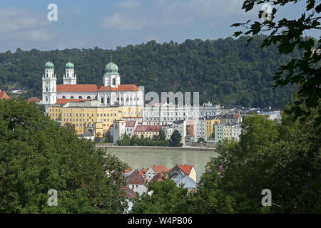 St. Stephens Kathedrale vom Aussichtspunkt der Wallfahrtskirche Mariahilf, Innstadt, Passau, Niederbayern, Deutschland Stockfoto