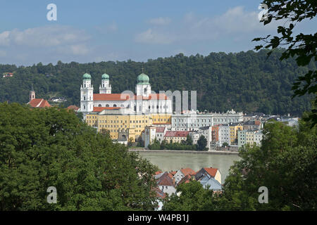 St. Stephens Kathedrale vom Aussichtspunkt der Wallfahrtskirche Mariahilf, Innstadt, Passau, Niederbayern, Deutschland Stockfoto