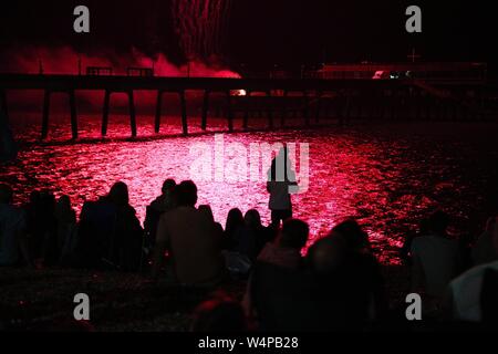 Deal, Kent, Großbritannien. 24 Jul, 2019. UK Wetter: Nach einem sehr heißen Nachmittag Leute in der Party auf dem Prom von 19.00 Uhr bis 22.30 Uhr mit einer öffentlichen Anzeige der RNLI Manöver und kulminiert in einem Feuerwerk von Deal Pier. © Paul Lawrenson 2019, Foto: Paul Lawrenson/Alamy leben Nachrichten Stockfoto