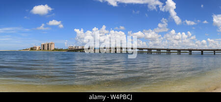 Brücke Blick von Lovers Key State Park Beach in Bonita Springs, Florida. Stockfoto