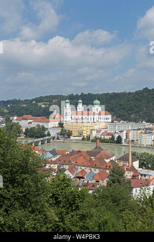 St. Stephens Kathedrale vom Aussichtspunkt der Wallfahrtskirche Mariahilf, Innstadt, Passau, Niederbayern, Deutschland Stockfoto