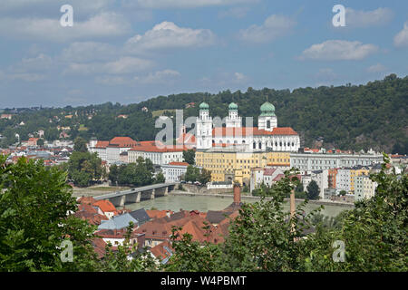 St. Stephens Kathedrale vom Aussichtspunkt der Wallfahrtskirche Mariahilf, Innstadt, Passau, Niederbayern, Deutschland Stockfoto