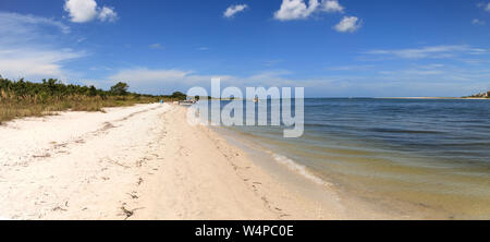 White Sand Beach Pfad zum Meer an Lovers Key State Park Beach in Bonita Springs, Florida. Stockfoto