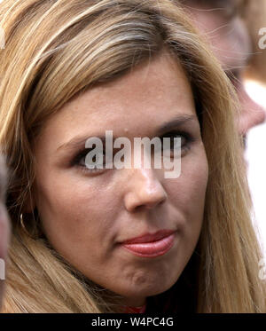 London, Großbritannien. 24. Juli, 2019. Carrie Symonds, die Freundin des neuen britischen Premierminister Boris Johnson, Uhren, wie er übernimmt als neuer Premierminister in Downing Street 10, London, am 24. Juli 2019 Credit: Paul Marriott/Alamy leben Nachrichten Stockfoto