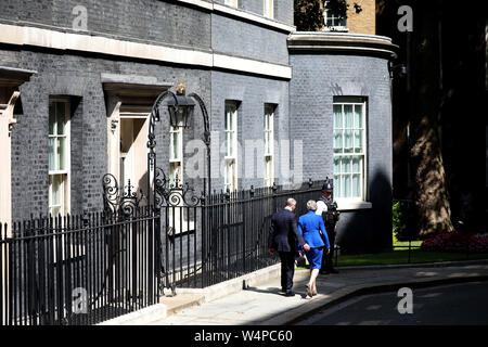 London, Großbritannien. 24. Juli, 2019. Aktuelle britische Premierminister, Theresa May, mit Ehemann Philip kann er legt seinen Arm um sie, Blätter Nummer 10 Downing Street zum letzten Mal Königin Elizabeth II. zu besuchen und als Premierminister, bevor Boris Johnson übernimmt als neuer Premierminister in Downing Street 10, London, am 24. Juli 2019 Credit: Paul Marriott/Alamy leben Nachrichten Stockfoto