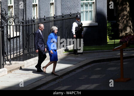 London, Großbritannien. 24. Juli, 2019. Aktuelle britische Premierminister, Theresa, vom Ehemann Philip kann gefolgt, Blätter Nummer 10 Downing Street vor dem Besuch von Queen Elizabeth II und Rücktritt als Premierminister, bevor Boris Johnson übernimmt als neuer Premierminister in Downing Street 10, London, am 24. Juli 2019 Credit: Paul Marriott/Alamy leben Nachrichten Stockfoto