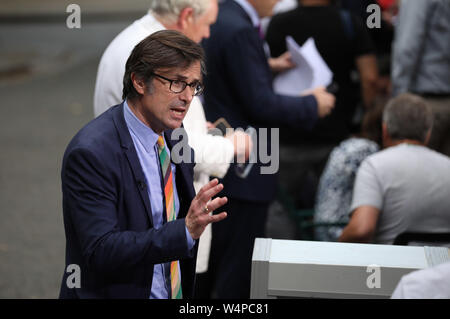 London, Großbritannien. 24. Juli, 2019. Robert Peston, politischer Redakteur des ITV News, spricht mit Kamera vor der aktuellen britischen Premierministers, Theresa May, Blätter Nummer 10 Downing Street zum letzten Mal Königin Elizabeth II. zu besuchen und als Premierminister, bevor Boris Johnson übernimmt als neuer Premierminister in Downing Street 10, London, am 24. Juli 2019 Credit: Paul Marriott/Alamy leben Nachrichten Stockfoto