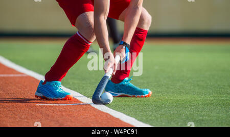 Hockey Player, bereit, den Ball zu einem Mitspieler zu übergeben Stockfoto