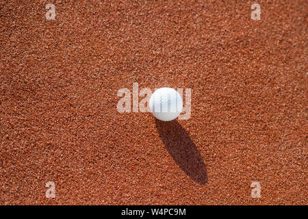 Hockey Kugel auf gefälschte roten Gras Hintergrund Stockfoto