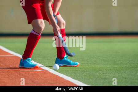 Hockey Player, bereit, den Ball zu einem Mitspieler zu übergeben Stockfoto