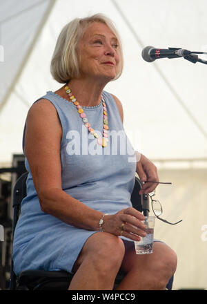 Kate Adie im Gespräch mit Richard Osgood - Larmer Tree Festival Stockfoto