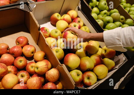 Frau entscheidet, Äpfel im Store. Zähler in Äpfel in einem Supermarkt. Stockfoto