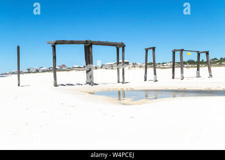 Alte Fishing Pier, auf dem Sand Stockfoto