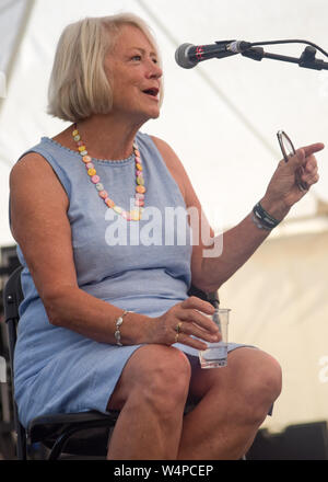 Kate Adie im Gespräch mit Richard Osgood - Larmer Tree Festival Stockfoto