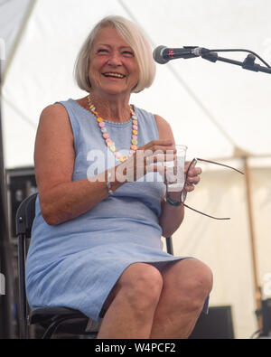 Kate Adie im Gespräch mit Richard Osgood - Larmer Tree Festival Stockfoto