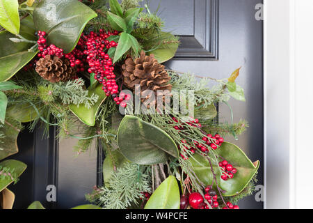 Weihnachtsschmuck an der Eingangstür des Hauses. Stockfoto