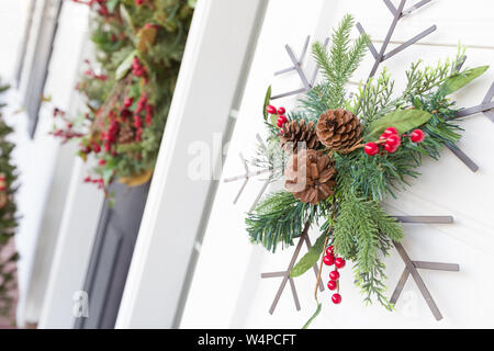 Weihnachtsschmuck an der Eingangstür des Hauses. Stockfoto