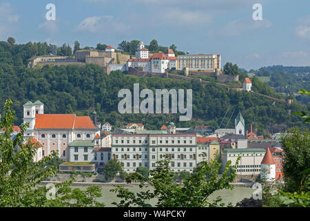 Blick auf die Stadt und den Fluss Inn von der Suche der Wallfahrtskirche Mariahilf, Passau, Niederbayern, Deutschland Stockfoto