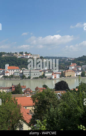 Blick auf die Stadt und den Fluss Inn von der Suche der Wallfahrtskirche Mariahilf, Passau, Niederbayern, Deutschland Stockfoto