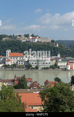 Blick auf die Stadt und den Fluss Inn von der Suche der Wallfahrtskirche Mariahilf, Passau, Niederbayern, Deutschland Stockfoto