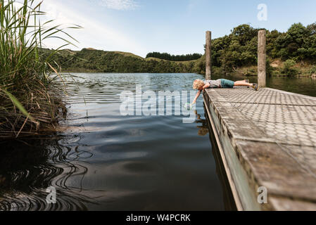 Kleinkind Junge mit einem Net in einem See im Sommer Stockfoto