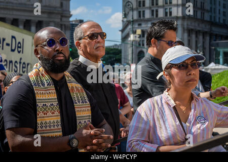 New York, USA. 24. Juli, 2019. National Immigrant rights Leader und Aktivist Ravi Ragbir durch die Gemeinschaft, die er am 24. Juli 2019 am Foley Square, an seinem obligatorischen Eis prüfen Integrierte trotz eines Aufenthaltes Der zweite Kreis gewährt, die vorübergehend seine Abschiebung verhindert versammelt begleitet anerkannt. Credit: Erik McGregor/ZUMA Draht/Alamy leben Nachrichten Stockfoto