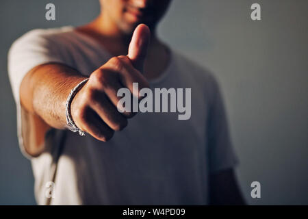 Mann Gekleidet in weiße Der okey. Stockfoto