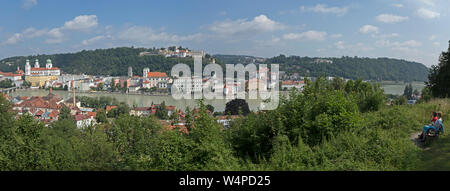 Panoramablick auf die Stadt und den Fluss Inn von der Suche der Wallfahrtskirche Mariahilf, Passau, Niederbayern, Deutschland Stockfoto