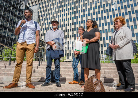 New York, USA. 24. Juli, 2019. New York City Public Advocate Jumaane Williams - National Immigrant rights Leader und Aktivist Ravi Ragbir durch die Gemeinschaft, die er am 24. Juli 2019 am Foley Square, an seinem obligatorischen Eis prüfen Integrierte trotz eines Aufenthaltes Der zweite Kreis gewährt, die vorübergehend seine Abschiebung verhindert versammelt begleitet anerkannt. Credit: Erik McGregor/ZUMA Draht/Alamy leben Nachrichten Stockfoto