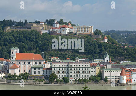 Blick auf die Stadt und den Fluss Inn von der Suche der Wallfahrtskirche Mariahilf, Passau, Niederbayern, Deutschland Stockfoto