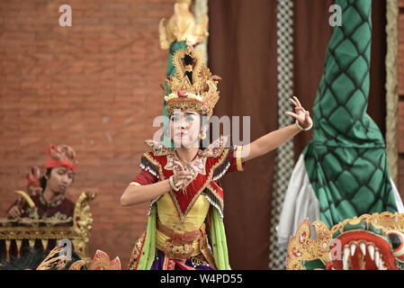 Bali, Indonesien - Mai 24, 2017: Balinesische Frau durchführen Garuda Wisnu Tanz an Kunst und Kultur Veranstaltung in Garuda Wisnu Kencana Cultural Park Bali Stockfoto