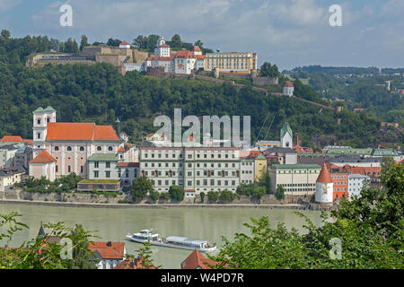 Blick auf die Stadt und den Fluss Inn von der Suche der Wallfahrtskirche Mariahilf, Passau, Niederbayern, Deutschland Stockfoto