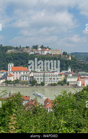 Blick auf die Stadt und den Fluss Inn von der Suche der Wallfahrtskirche Mariahilf, Passau, Niederbayern, Deutschland Stockfoto