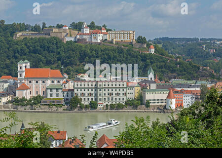 Blick auf die Stadt und den Fluss Inn von der Suche der Wallfahrtskirche Mariahilf, Passau, Niederbayern, Deutschland Stockfoto